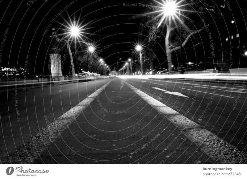 Mittendrin Froschperspektive Laterne Lampe Licht Langzeitbelichtung Nacht fahren Schwarzweißfoto Straße auto bewegung night Dynamik car light street road moving