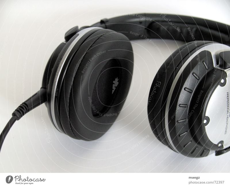 Headphones Kopfhörer Griff Buchse Anschluss Kleiderbügel Musik Innenaufnahme laut Diskjockey liegen Nachtleben grau schwarz weiß hören Kabel headphones