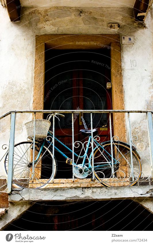 italian bicycle Fahrrad Fahrzeug stehen vorwärts Korb Italien anlehnen Tür Treppe Geländer Leiter fahrradkorb alt