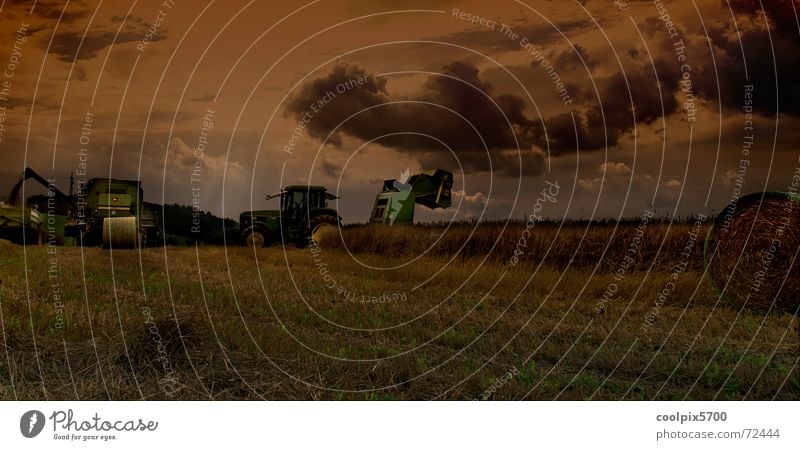 Erntezeit Feld Wiese Hafer Weizen Traktor Mähdrescher Maschine Landwirtschaft Landschaft Felsen Getreide Korn fahrzeuge