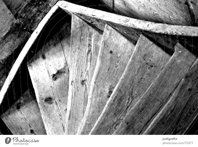 Hinab Holz verfallen Blick nach unten abwärts schwarz weiß Detailaufnahme Schwarzweißfoto Treppe alt Strukturen & Formen aufwärts oben hoch