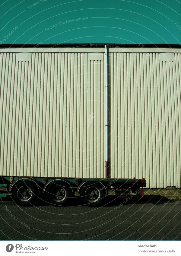 MOBILE REALITY | lkw halle lager style monoton anhänger Wagen Lastwagen Wand Mauer wegfahren Spedition Spediteur Güterverkehr & Logistik Ladefläche Regenrinne