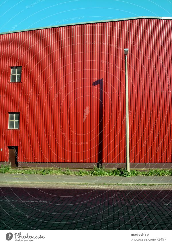 LACK OF GREEN | lager halle architektur warten farben knallbunt rot Wand Mauer Fenster Laterne knallig mehrfarbig Wiese Gras Bordsteinkante Sommer glänzend