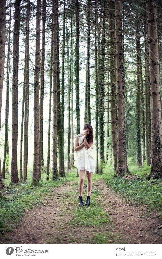 white feminin Junge Frau Jugendliche 1 Mensch 18-30 Jahre Erwachsene Natur Wald Mode Kleid außergewöhnlich dünn weiß Farbfoto Außenaufnahme Tag