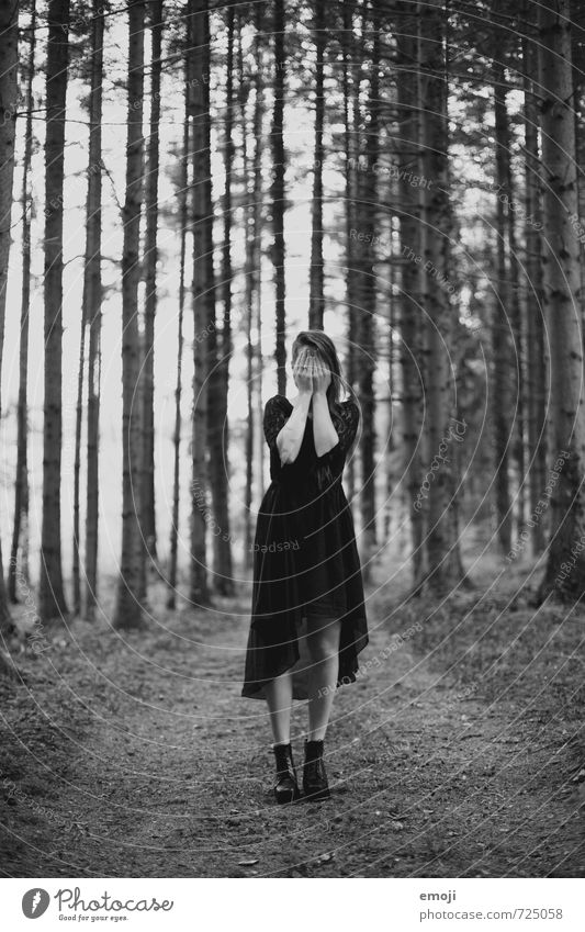 wer bist du? feminin Junge Frau Jugendliche 1 Mensch 18-30 Jahre Erwachsene Wald außergewöhnlich dunkel Identität einzigartig blind Schwarzweißfoto