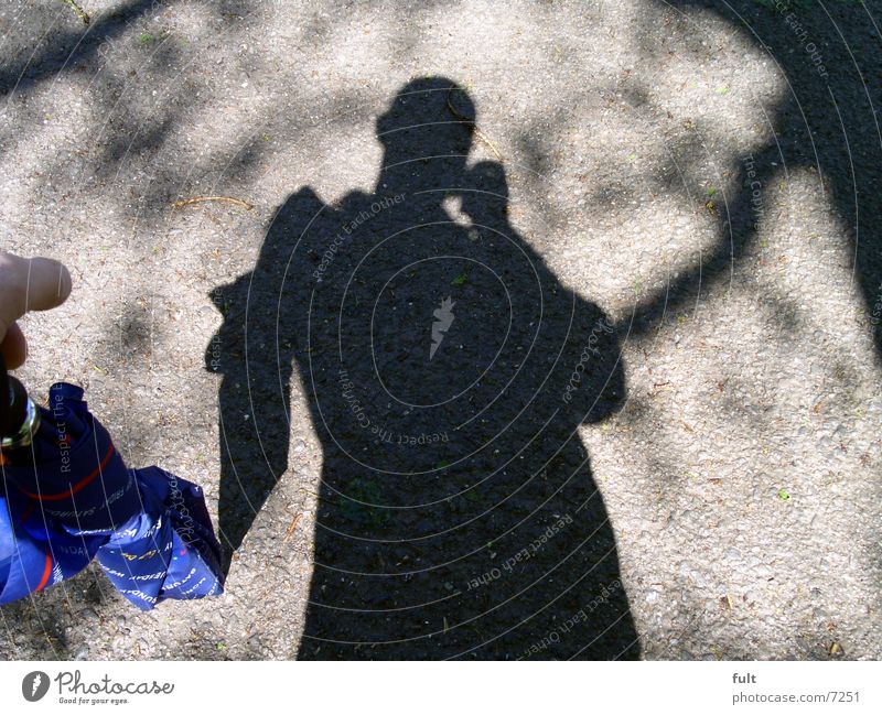 schattenmann Mann Regenschirm Stil Mensch Teer Körperhaltung Fototechnik Schatten blau Bodenbelag Natur Wege & Pfade Strukturen & Formen
