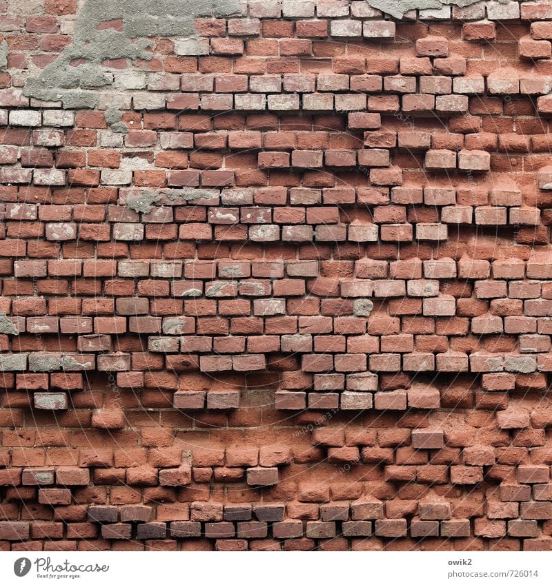 Nach dem Sturm Mauer Wand Fassade Backsteinwand alt trist ziegelrot viele Menge gerade akkurat Genauigkeit verfallen Schaden kaputt Lücke Zahn der Zeit