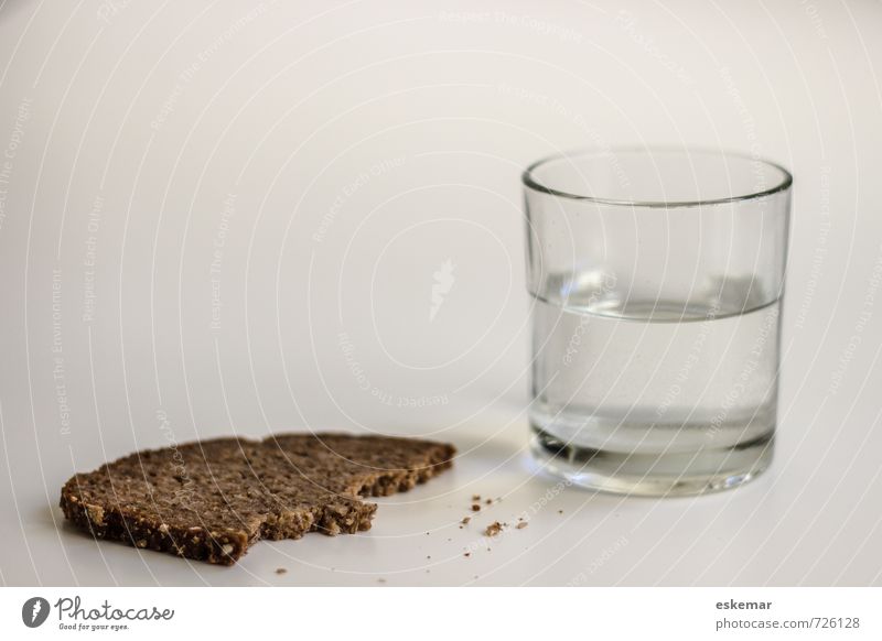 Wasser und Brot Lebensmittel Teigwaren Backwaren Ernährung Vegetarische Ernährung Diät Getränk Trinkwasser Glas Armut ästhetisch authentisch einfach Billig