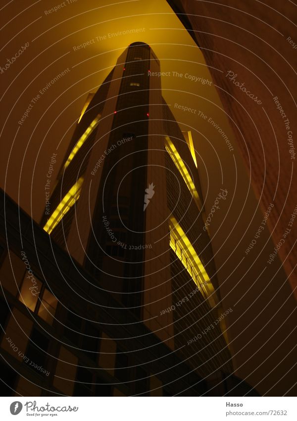 ein dickes ding... Frankfurt am Main Nacht Hochhaus erleuchten Nachtaufnahme Langzeitbelichtung groß Macht strahlend gelb commerzbank tower Himmel hell hoch
