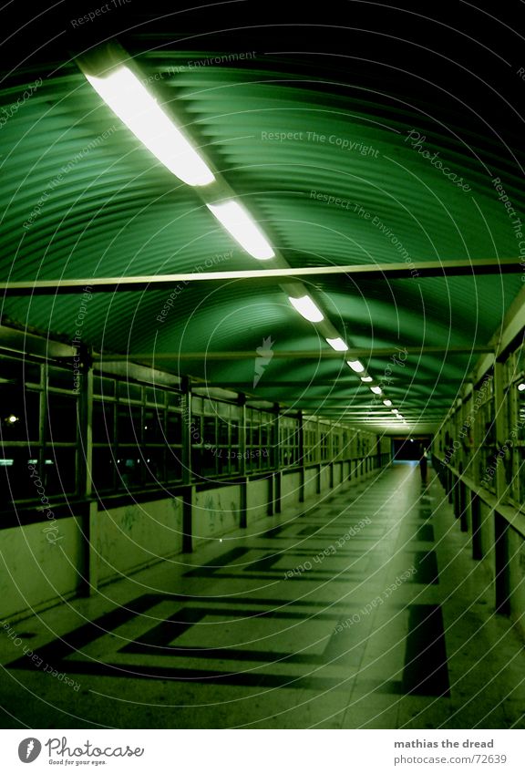 Der Lange Jammer Quadrat grün Fenster Licht Einsamkeit Symmetrie Muster dunkel gefährlich Fluchtpunkt Nacht Tunnelblick Neonlicht Friedrichshain