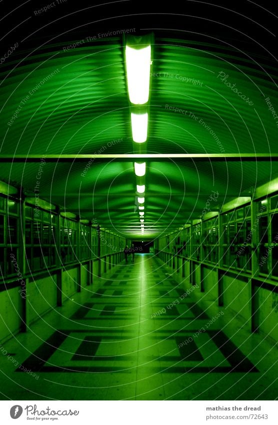 es ist ein langer weg bis zum ziel Friedrichshain Tunnel Tunnelblick Fenster Licht Neonlicht Einsamkeit Symmetrie Muster Quadrat dunkel gefährlich Fluchtpunkt