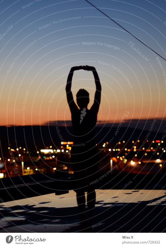 Heldin der Nacht schön sportlich Fitness Yoga Mensch feminin Junge Frau Jugendliche 1 13-18 Jahre Kind Wolkenloser Himmel Stadt Skyline Haus Hochhaus