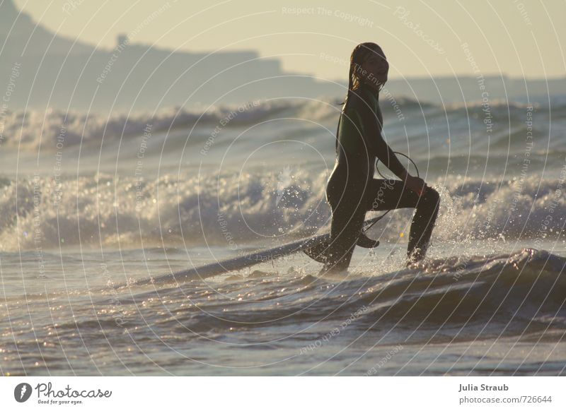 Surfergirl in der Abendsonne im Weißwasser Freude Freizeit & Hobby Surfen Ferien & Urlaub & Reisen Tourismus Abenteuer Freiheit Sommer Sommerurlaub Sonne Strand