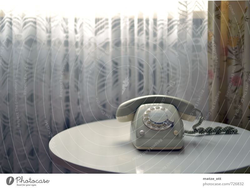 Anruf aus der Vergangenheit Vorhang Tisch Telefon Telefonhörer Wählscheibe Telefonkabel hören Kommunizieren sprechen Telefongespräch alt historisch rund