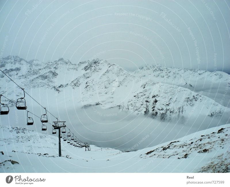 Wintervergnügen Sport Wintersport Skigebiet Skipiste Skilift Sesselbahn Urelemente Himmel Wolken Klima schlechtes Wetter Nebel Eis Frost Alpen Berge u. Gebirge