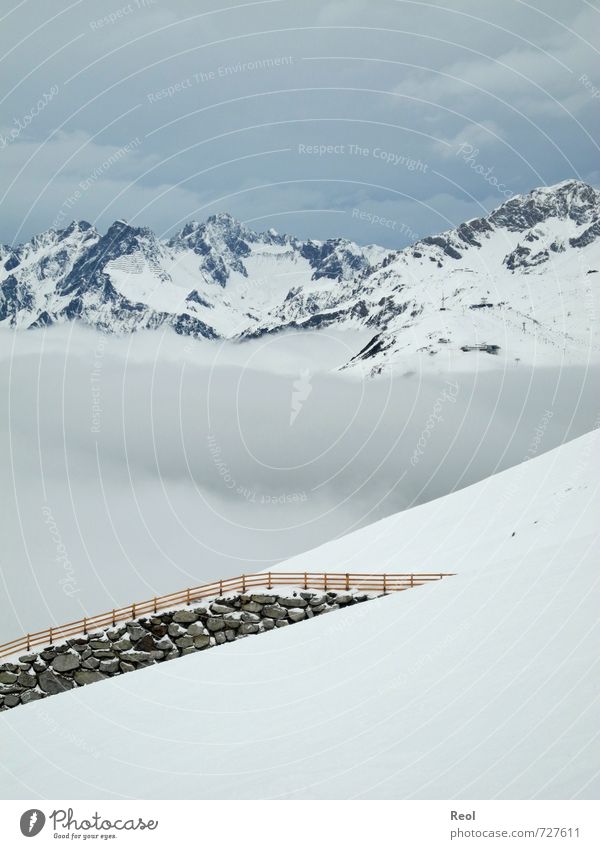 Zwischen den Wolken Sport Wintersport Skipiste Umwelt Landschaft Urelemente schlechtes Wetter Eis Frost Schnee Alpen Berge u. Gebirge Gipfel