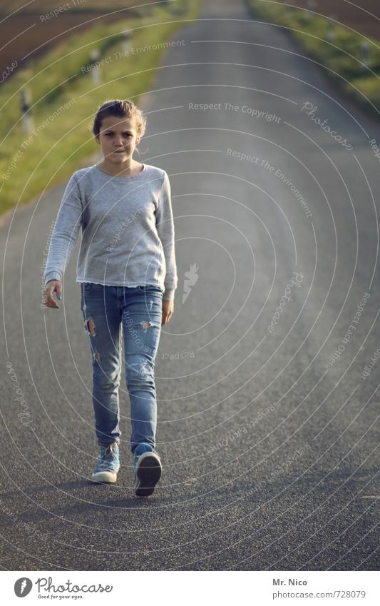 schrittgeschwindigkeit wandern feminin Mädchen 1 Mensch 8-13 Jahre Kind Kindheit Umwelt Straße Wege & Pfade Mode Jeanshose gehen Asphalt Spaziergang Bewegung