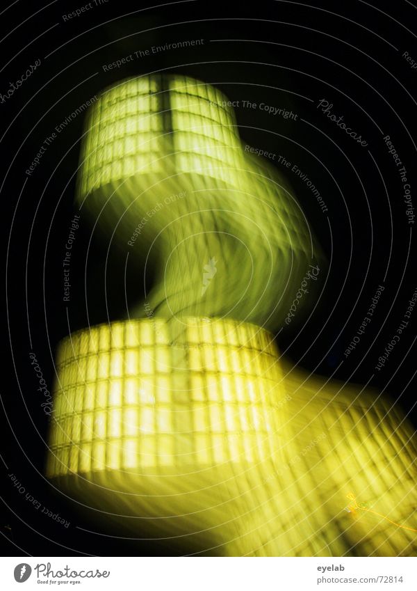 Ufo-Starthilfe Licht UFO schwarz Nacht gelb dunkel Geister u. Gespenster Industriefotografie Show Lightshow Monster light space spaceship glass glassbausteine