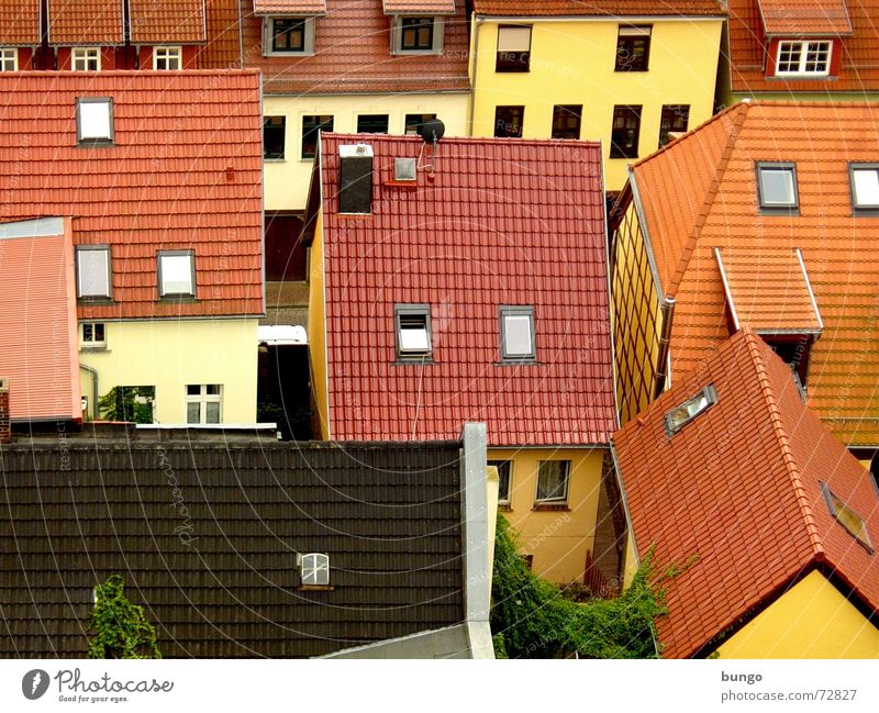 veni ut abdere ludamus Vogelperspektive Wohnung Haus Dorf Stadt Mauer Wand Fenster Dach Schornstein Verkehrswege Straße Backstein bauen historisch verrückt