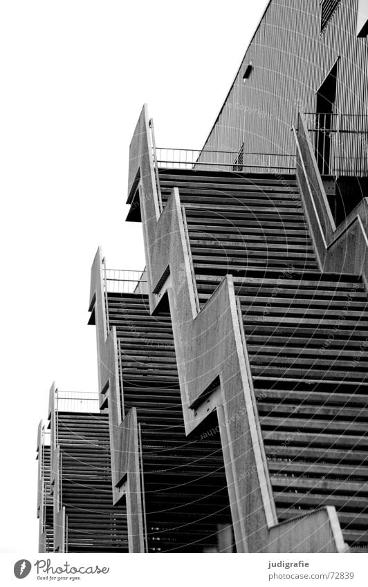 Treppen 4 Gebäude Haus Konstruktion Blick nach unten abwärts Eingang Ausgang schwarz weiß grau trist Geometrie Detailaufnahme Schwarzweißfoto Geländer