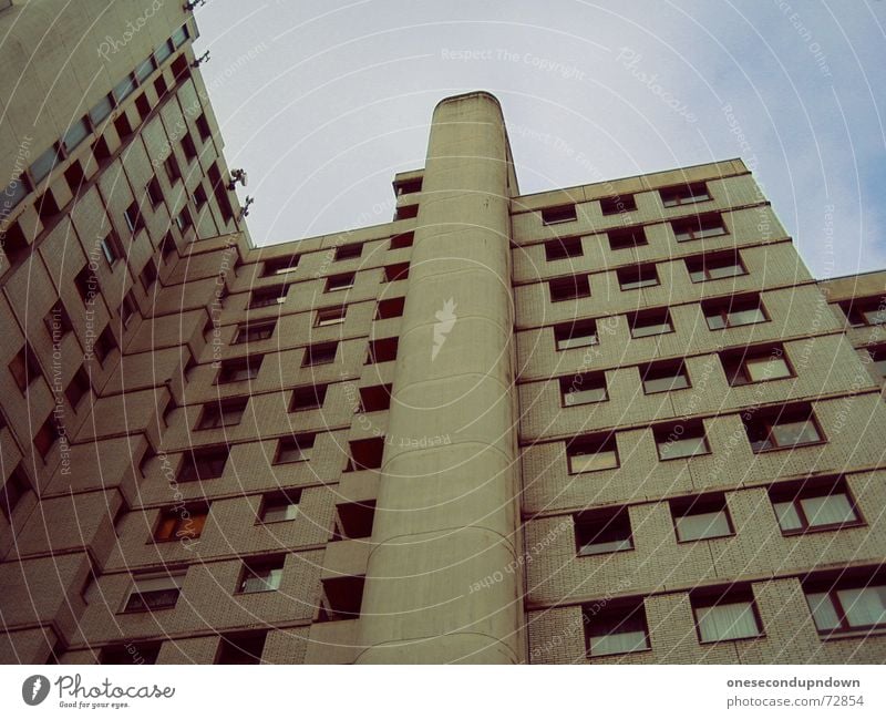 der weiße riese Koloss Hochhaus Beton grau Fahrstuhlschacht Etage groß mehrstöckig Plattenbau Himmel Wolken Stadt Fenster Blick betonwüste orange high big hoch