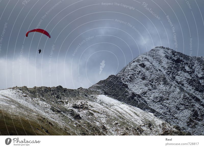 Hoch hinaus Gleitschirmfliegen Mensch Körper Umwelt Landschaft Wolken Sommer schlechtes Wetter Alpen Berge u. Gebirge Gipfel Schneebedeckte Gipfel Luftverkehr