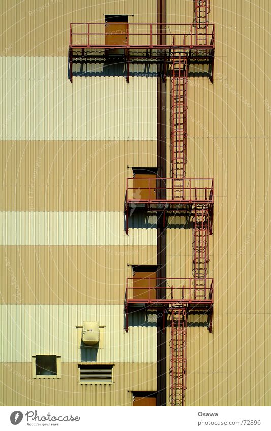 Kraftwerk 2 - Fassadenklettern für Anfänger Gewerbe Wellblech Trapezblech braun beige weiß Mischung Balkon Luke Fenster Stahl Industriefotografie Treppe Leiter