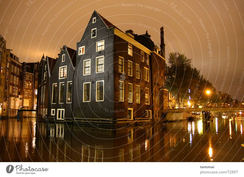 (h)amstardam(m) Amsterdam Spiegel Reflexion & Spiegelung Haus Nacht Belichtung Spitzdach Dach Licht Fluss Brücke Überschwemmung Wasser