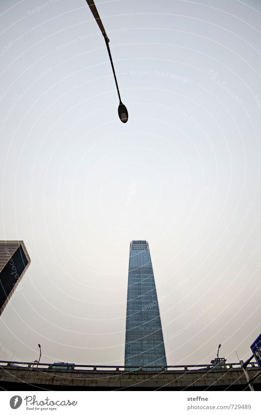 Zum Licht streben Peking China Hauptstadt Stadtzentrum Skyline Hochhaus Moderne Architektur Dämmerung Straßenbeleuchtung Verkehrswege Farbfoto Menschenleer