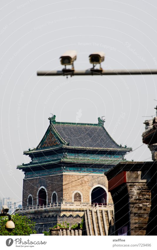 Alles im Blick Peking China Altstadt Sehenswürdigkeit Wahrzeichen Glockenturm beobachten überwachen Asiatische Architektur Videokamera Überwachungskamera