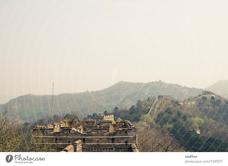 Mauer Himmel Berge u. Gebirge Mutianyu China Wand Sehenswürdigkeit Wahrzeichen Chinesische Mauer historisch Nebel Farbfoto Menschenleer Textfreiraum oben