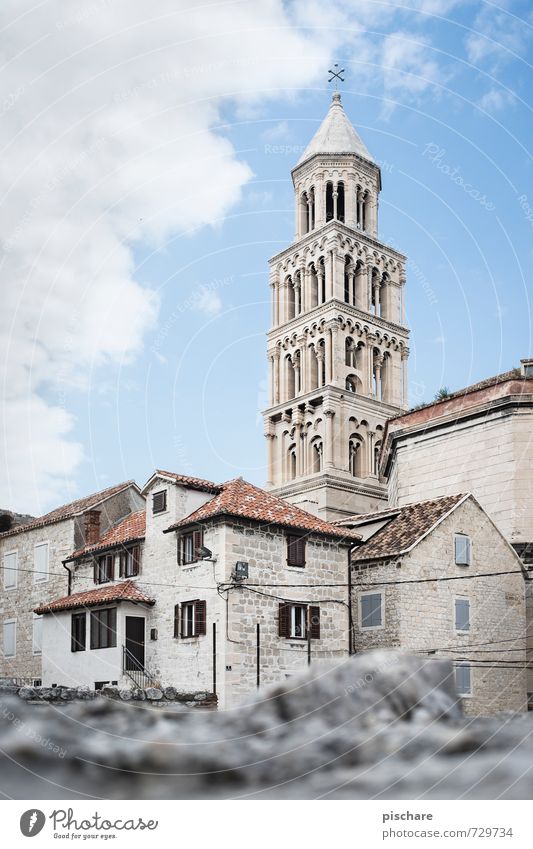 Turm in Split Stadt Stadtzentrum Altstadt Skyline Menschenleer Haus Kirche Bauwerk Architektur Sehenswürdigkeit Kroatien Farbfoto Außenaufnahme Tag