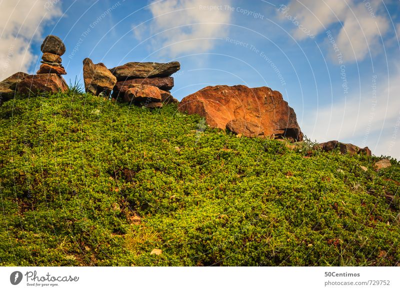 Steine im Garten Himmel ein lizenzfreies Stock Foto von