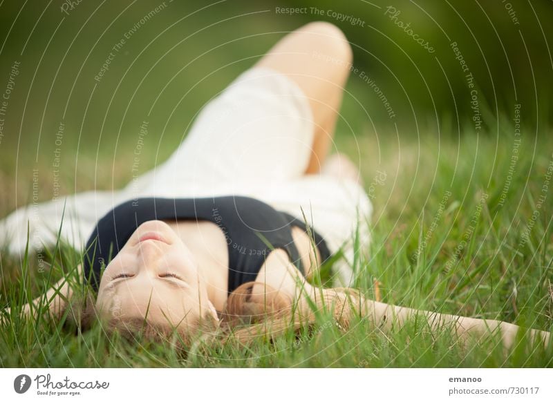 Junge Frau liegt mit geschlossenen Augen im Gras Lifestyle Stil Freude schön harmonisch Wohlgefühl Zufriedenheit Erholung ruhig Duft Freizeit & Hobby