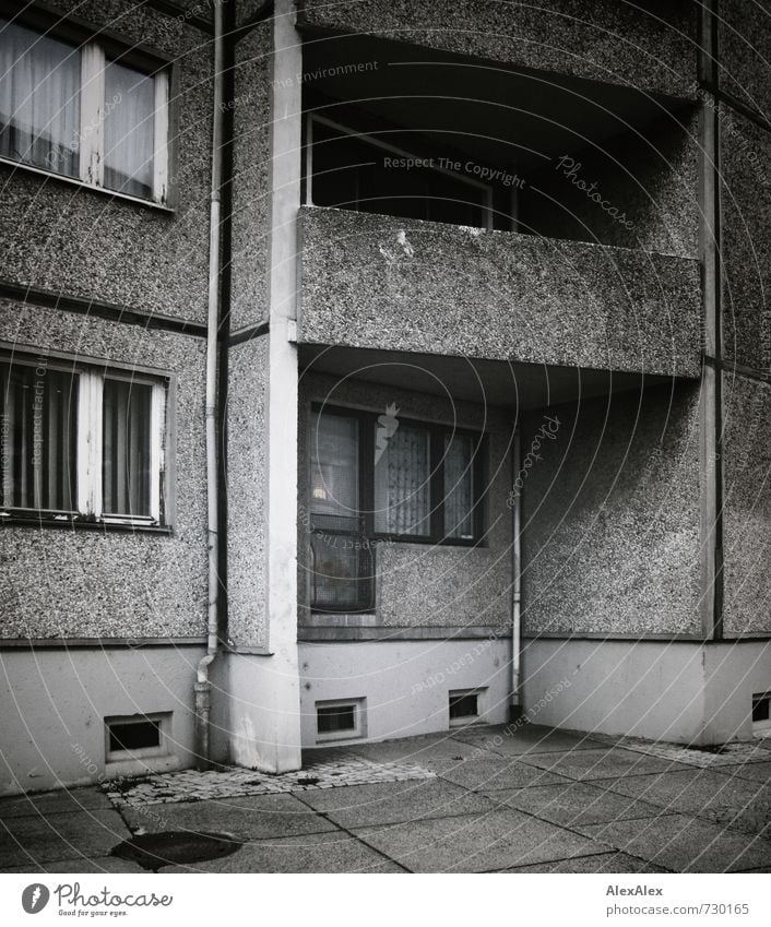 HALLE/S TOUR | minus ein Balkon Häusliches Leben Wohnung Haus Plattenbau Stadtleben Gebäude Architektur Dachrinne Fenster Mauer Wand Fassade Stein Beton alt