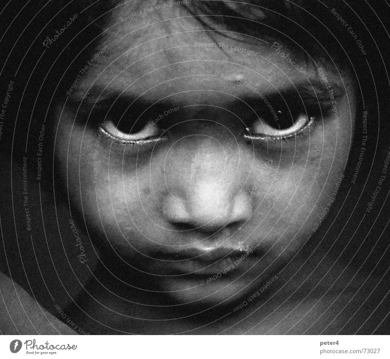 Fremd Trauer Flüchtlinge fremd heimatlos Kind Auge Traurigkeit Armut Schwarzweißfoto