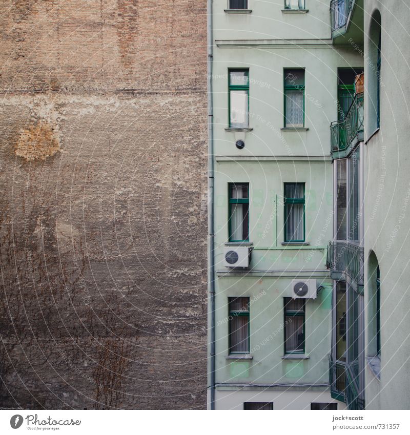 gefühlter Brandabschnitt Budapest Stadthaus Fassade Fenster Brandmauer Hinterhof Klimaanlage Regenrinne authentisch dreckig retro trist grün geduldig Anschnitt