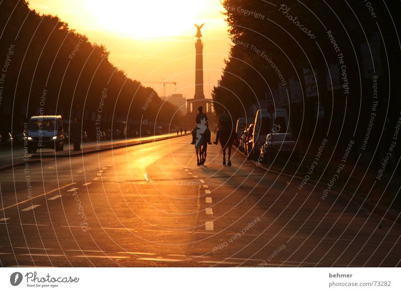 Lonesome Rider: Auf dem Weg zur Siegessäule Sonnenuntergang Asphalt Berlin Reiter Straße Deutschland Hauptstadt