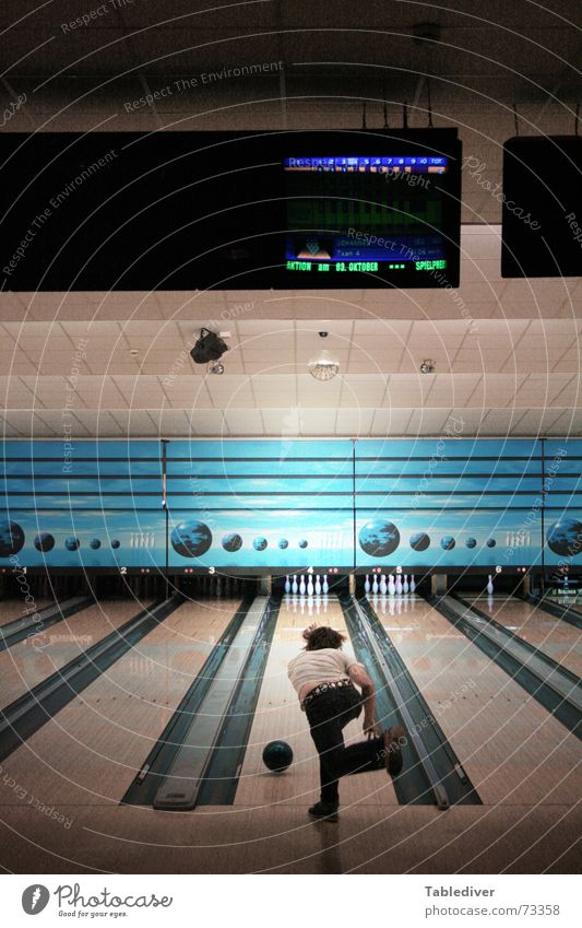 10 Freunde Bowling Kegeln Bowlingkugel schieben bowlen kegelbahn Ball Kugel strike werfen Rolle Anzeige