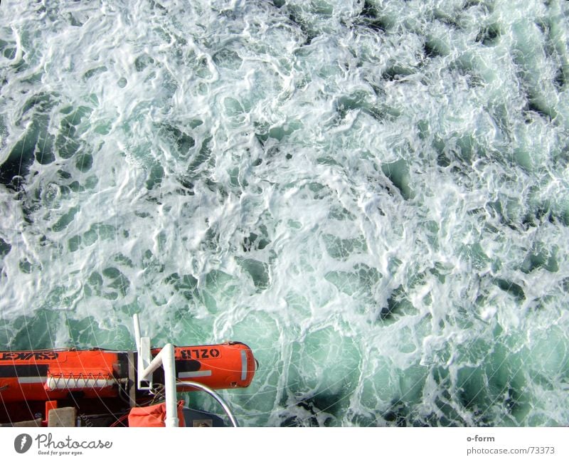 Jack Dawson lebt ruhig Einsamkeit langsam Wasserfahrzeug Wellen Schaum rot grün türkis Meer Rettung Beiboot Fähre Schiffbruch Sicherheit Reling Außenaufnahme