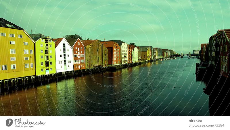 Trondheim steht auf Stelzen Skandinavien Haus Häuserzeile Reflexion & Spiegelung Norwegen Wasser Reihe Flucht Perspektive Himmel Fjord Pfosten