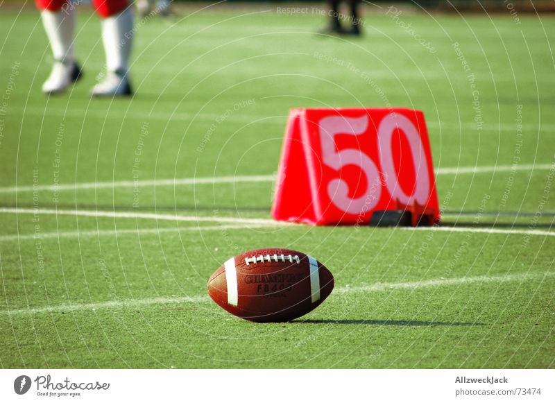 50 Yards American Football Mann Schweiß Beule Leder Spielfeld Gras vergessen verloren Einsamkeit football männersport blaue flecke fünfzig Rasen liegengelassen