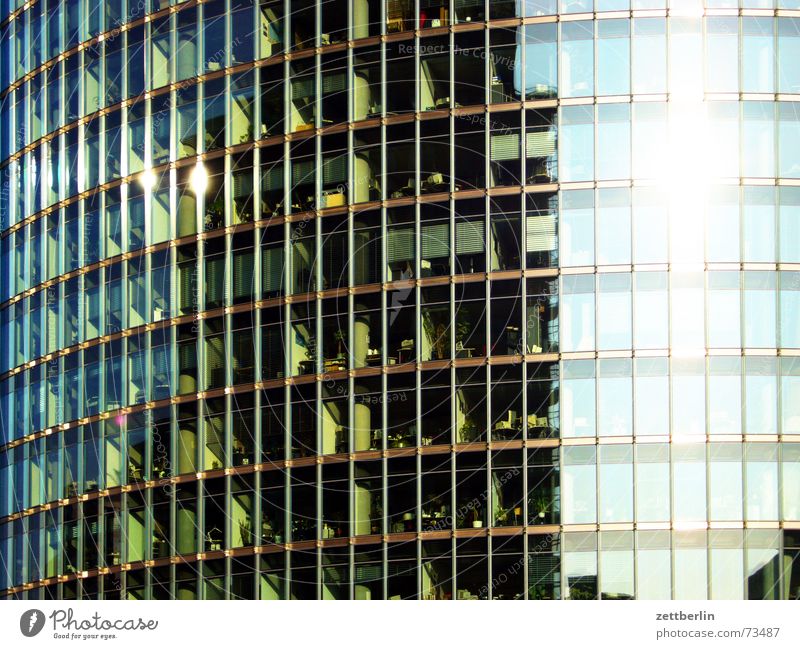 Puff, puff, puff, die Eisenbahn Potsdamer Platz Panoramafreiheit Fassade Sonnenaufgang Berlin headquarter Glas reflektion durchsichtig ausbeutung