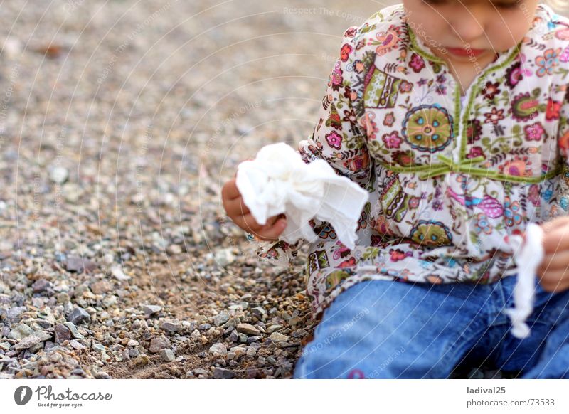 Die Kleine und ihr Taschentuch Kind Mädchen Kindheit Körper Mund Lippen Hand Finger 1 Mensch 1-3 Jahre Kleinkind Locken wählen bauen beobachten Denken krabbeln