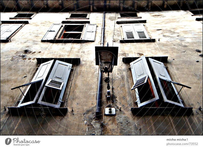 Düsterhaus II dunkel unheimlich Fenster Fensterladen Holz Fassade Lampe Italien Gardasee Gasse Verfall arco marod mediteran