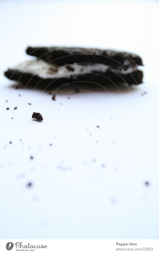 einsamer keks part two Oreo Krümel Keks Schokolade schwarz lecker süß milchcreme weiß braun black white brown Kontrast