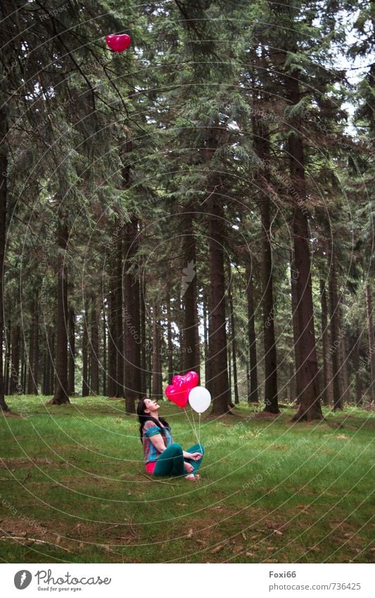 200* einfach mal träumen Lifestyle Veranstaltung Feste & Feiern feminin Frau Erwachsene 1 Mensch 45-60 Jahre Landschaft Frühling Schönes Wetter Baum Gras Wald