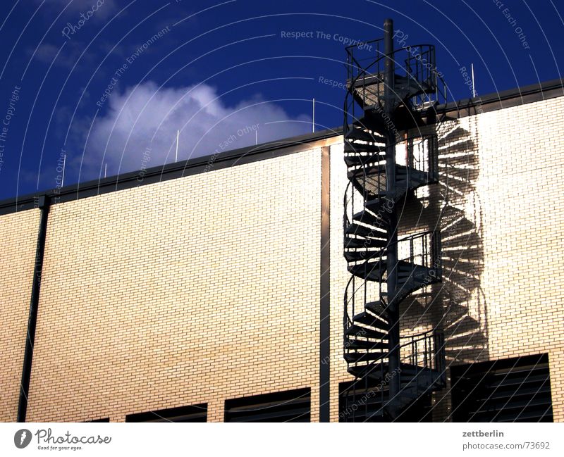 Der neue Wendeltrend Wendeltreppe aufsteigen Haus Gebäude Fabrik Unternehmen Fassade Wolken Sommer Reflexion & Spiegelung Treppe Abstieg Lagerhalle