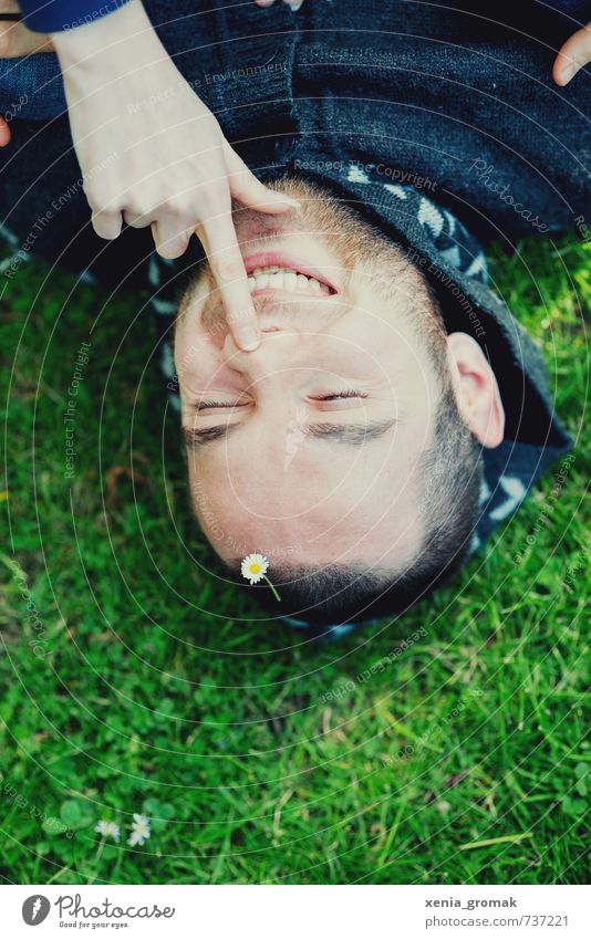 Lächeln Lifestyle Freizeit & Hobby Spielen Mensch maskulin Junger Mann Jugendliche Erwachsene Gesicht 1 18-30 Jahre Umwelt Pflanze Klima Schönes Wetter Gras