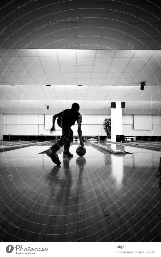 bowling Lifestyle sportlich Freizeit & Hobby Spielen Bowling Sport Bowlingbahn Junge Junger Mann Jugendliche Kindheit Leben Körper 1 Mensch 8-13 Jahre